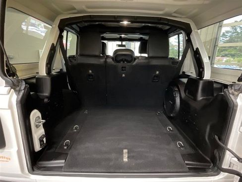 Used 2018 Jeep Wrangler Unlimited Sahara AWD/4WD image 14
