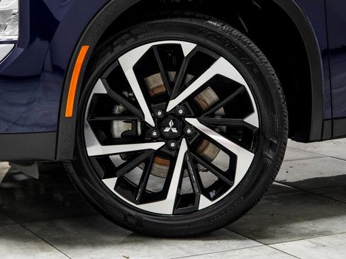 Used 2024 Mitsubishi Outlander SE image 3