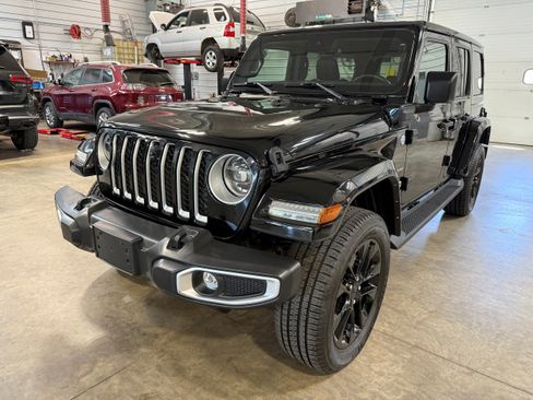 Used 2021 Jeep Wrangler Unlimited Sahara w/ Cold Weather Group AWD/4WD image 45