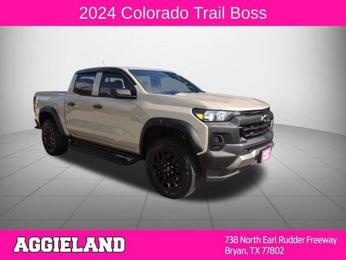 Used 2024 Chevrolet Colorado Trail Boss w/ Advanced Trailering Package AWD/4WD image 1