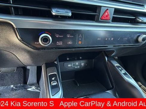 Used 2024 Kia Sorento S image 14