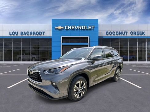 Used 2024 Toyota Highlander XLE FWD image 4