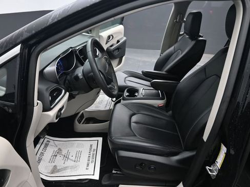 Used 2024 Chrysler Pacifica Touring-L image 14