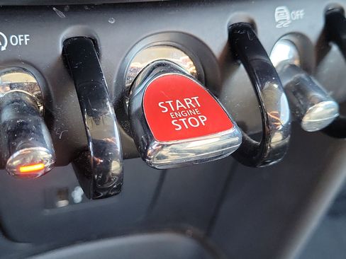 Used 2019 MINI Cooper 2-Door Hardtop w/ Signature Upholstery Package image 26