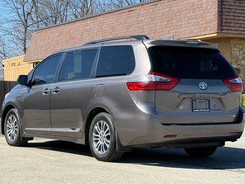 Used 2020 Toyota Sienna XLE FWD image 3