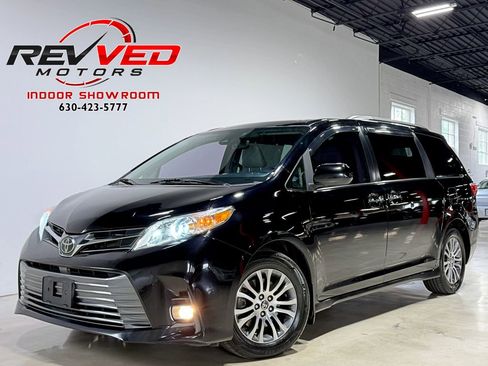 Used 2020 Toyota Sienna XLE w/ XLE Navigation Package FWD image 1