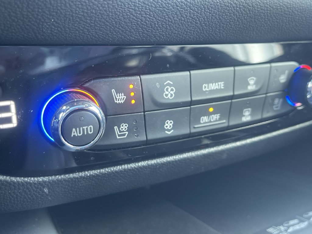 Used 2022 Buick Enclave Premium AWD/4WD image 19