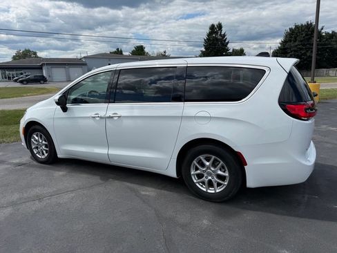 Used 2023 Chrysler Pacifica Touring-L FWD image 28