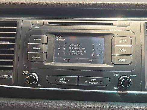 Used 2016 Kia Sedona LX w/ LX Essentials Premium Package FWD image 18