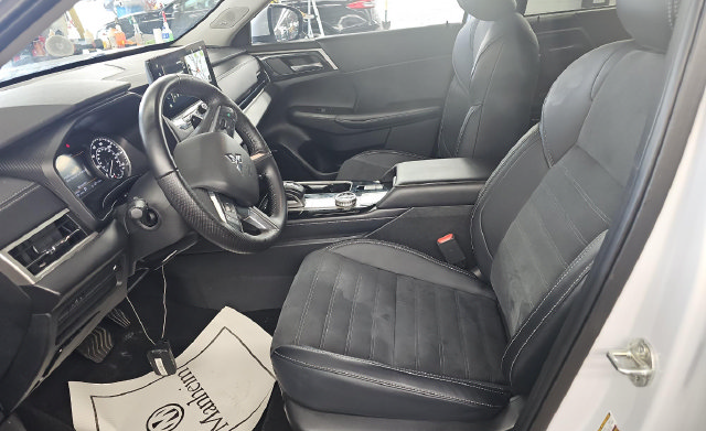 Used 2025 Mitsubishi Outlander SE FWD image 4