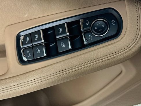 Certified 2023 Porsche Macan AWD/4WD image 19