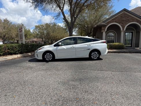 Used 2018 Toyota Prius Four image 2