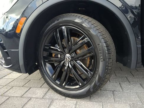 Certified 2022 Volkswagen Tiguan SE R-Line FWD image 34