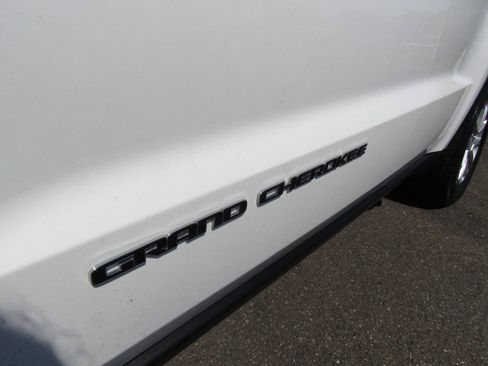 Used 2021 Jeep Grand Cherokee Laredo AWD/4WD image 29