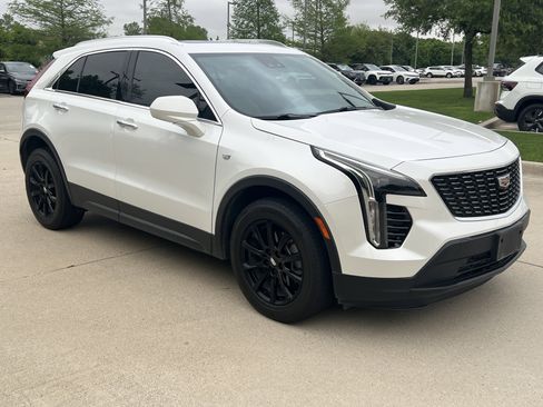 Used 2022 Cadillac XT4 Luxury w/ Cold Weather Package image 2