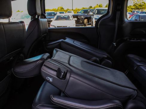 Used 2024 Chrysler Pacifica Limited FWD image 32