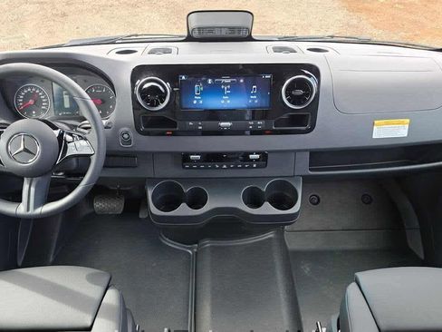 Used 2025 Mercedes-Benz Sprinter 2500 image 17