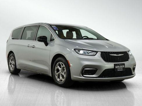 Used 2024 Chrysler Pacifica Limited FWD image 7