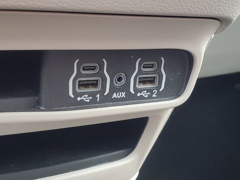 Used 2024 Chrysler Pacifica Touring-L image 29