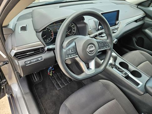 Used 2025 Nissan Altima 2.5 SV FWD image 16