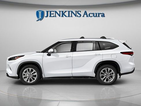 Used 2023 Toyota Highlander Limited image 2