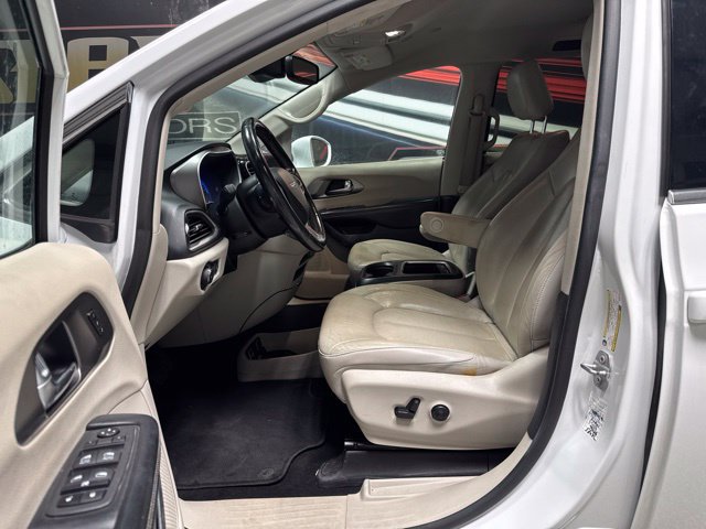 Used 2021 Chrysler Pacifica Touring-L FWD image 4