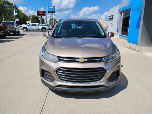 Used 2018 Chevrolet Trax LS FWD image 2
