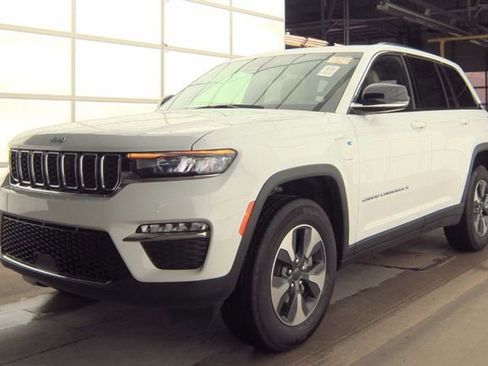 Used 2023 Jeep Grand Cherokee 4WD 4xe image 2