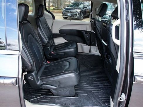 Used 2017 Chrysler Pacifica Touring-L Plus image 31