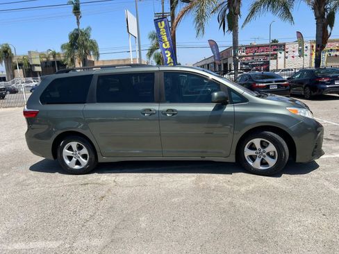 Used 2018 Toyota Sienna LE w/ Carpet Mat Package FWD image 4