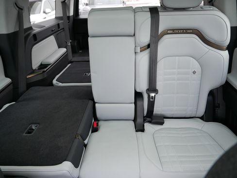 Used 2026 Rivian R1S Premium image 13