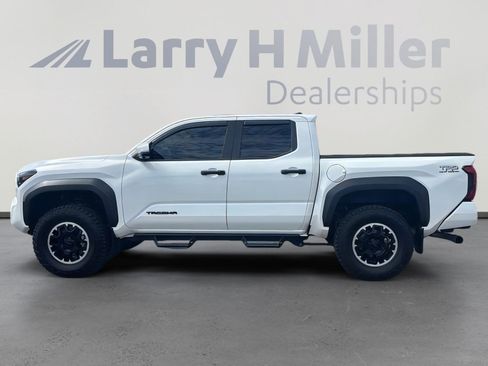 Used 2024 Toyota Tacoma TRD Off-Road w/ TRD Off Road Premium Package AWD/4WD image 3