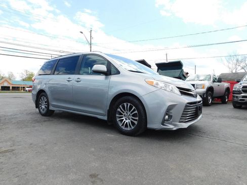 Used 2018 Toyota Sienna XLE FWD image 6