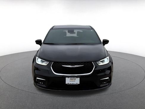 Used 2025 Chrysler Pacifica Select image 4