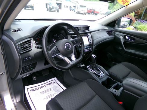 Used 2017 Nissan Rogue SV w/ SV Premium Package AWD/4WD image 10