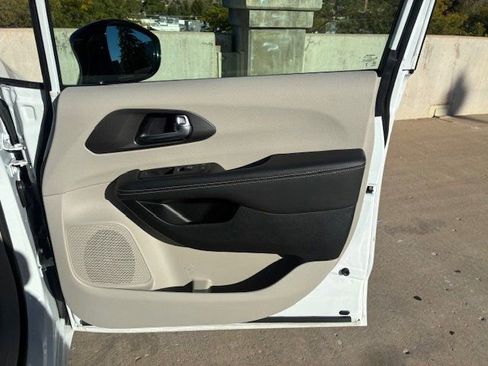 Used 2024 Chrysler Pacifica Touring-L image 10