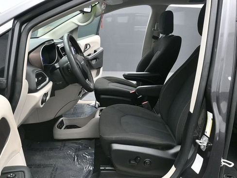 Used 2023 Chrysler Voyager LX image 9