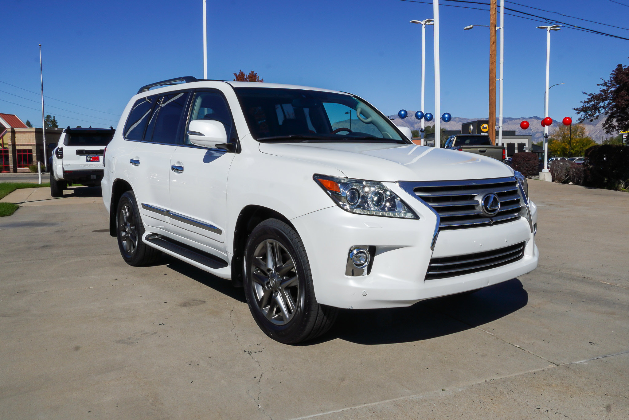 Used 2015 Lexus LX 570 4WD w/ Luxury Package image 7