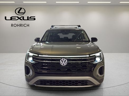Used 2024 Volkswagen Atlas Peak Edition SEL AWD/4WD image 2