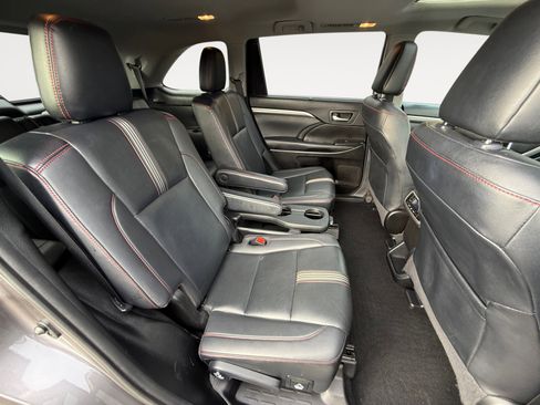 Used 2019 Toyota Highlander SE image 18