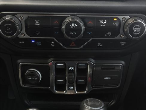 Used 2022 Jeep Wrangler Unlimited Sahara image 35