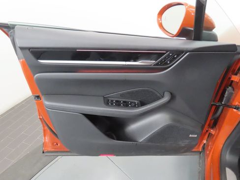 Certified 2025 Porsche Macan Electric RWD image 33