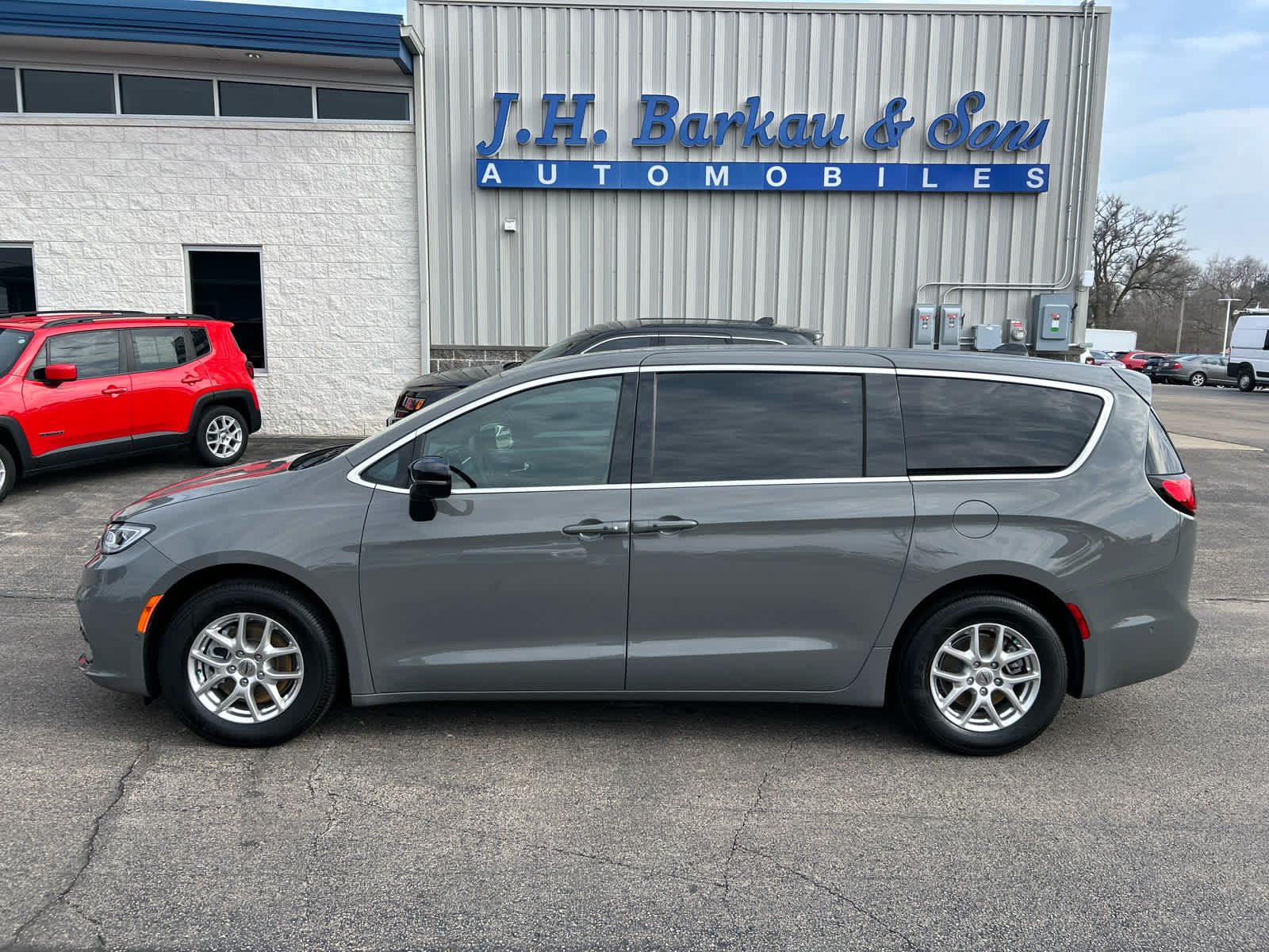 Used 2025 Chrysler Pacifica Select FWD image 6