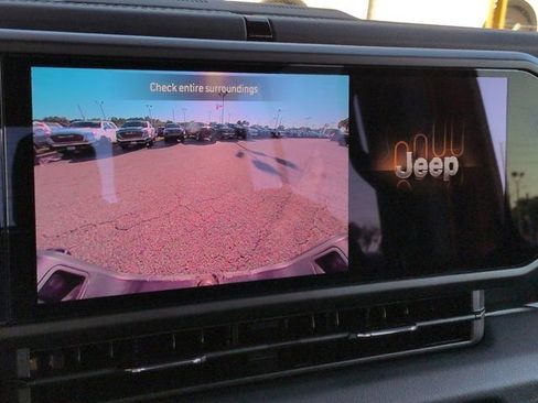 Used 2025 Jeep Gladiator Sport AWD/4WD image 19