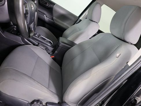 Used 2017 Toyota Tacoma SR image 8