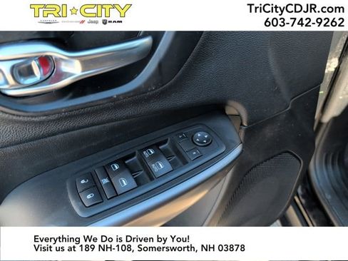 Used 2019 Jeep Cherokee Latitude Plus w/ Comfort/Convenience Group image 18