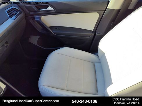 Used 2021 Volkswagen Tiguan SE w/ Panoramic Sunroof Package image 31
