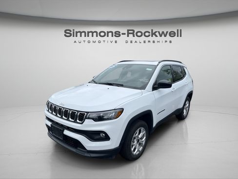 Used 2025 Jeep Compass Latitude w/ Sun & Sound Group AWD/4WD image 1