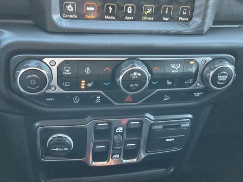 Used 2019 Jeep Wrangler Unlimited Sahara w/ Uconnect 4C Nav & Sound Group AWD/4WD image 28