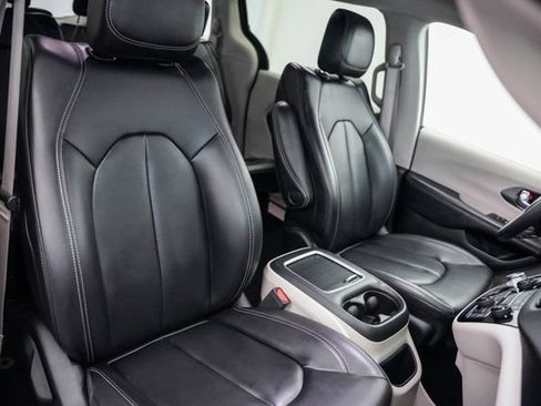 Used 2023 Chrysler Pacifica Touring-L FWD image 21